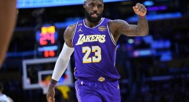 出场就是神！詹姆斯单核领军砍三双 揽下湖人前23分